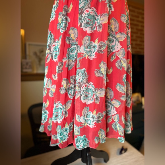 Soprano Nordstrom Pleated Red with Blue Floral Pleated Midi Skirt - Size Large - Picture 4 of 11